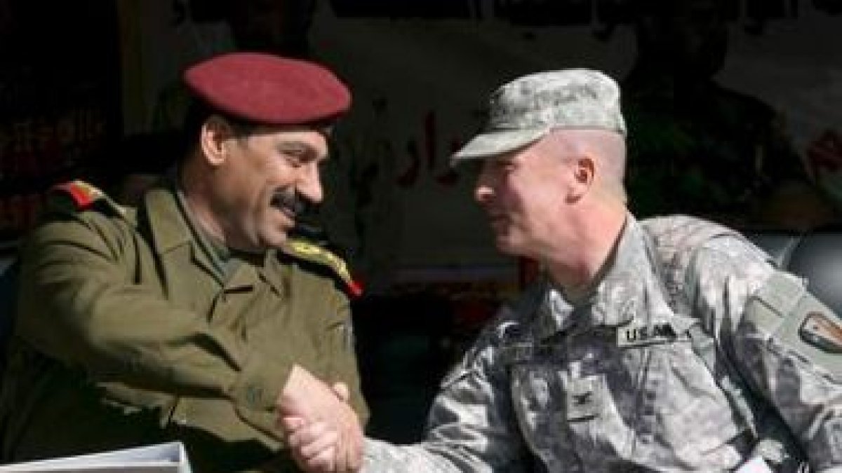 Coroneles de EE.UU. e Irak se estrechan la mano tras el traspaso