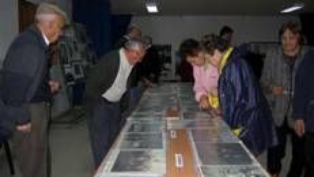 Aspecto que ofrecía ayer tarde la exposición de cuadros que se exhiben en Valdeón