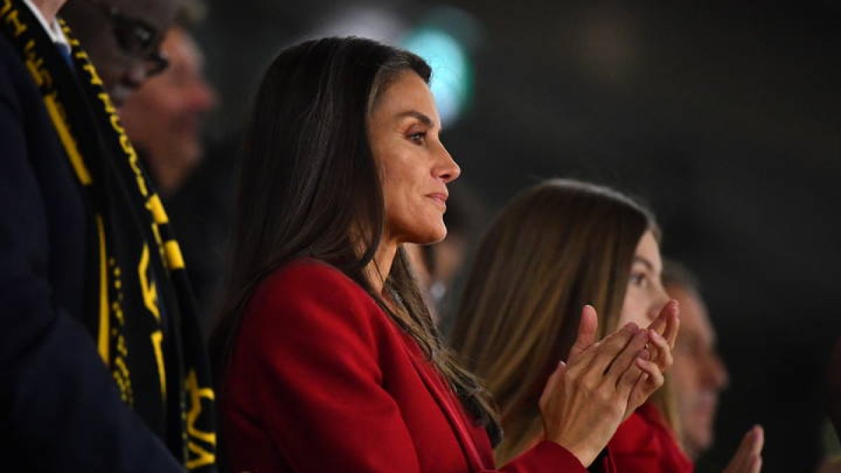 La reina Letizia y la infanta Sofía vestidas de rojo este domingo en Sydney para apoyar a la selección femenina de fútbol de España. BIANCA DE MARCHI