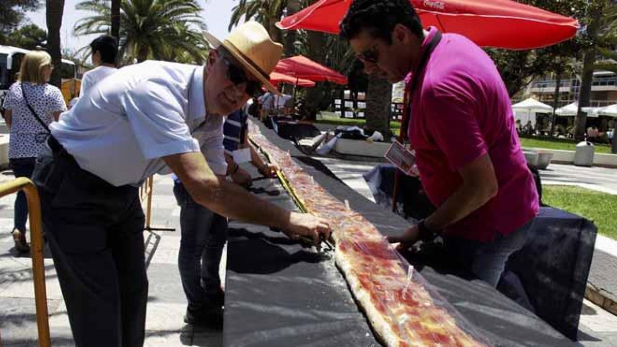 Motril (Granada) elabora la tostada con jamón más larga de España.