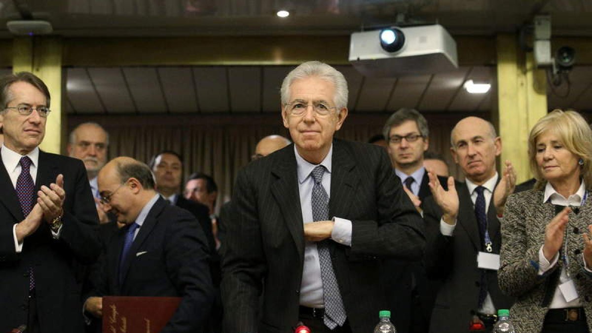 Los parlamentarios aplauden a Mario Monti al final de su discurso.