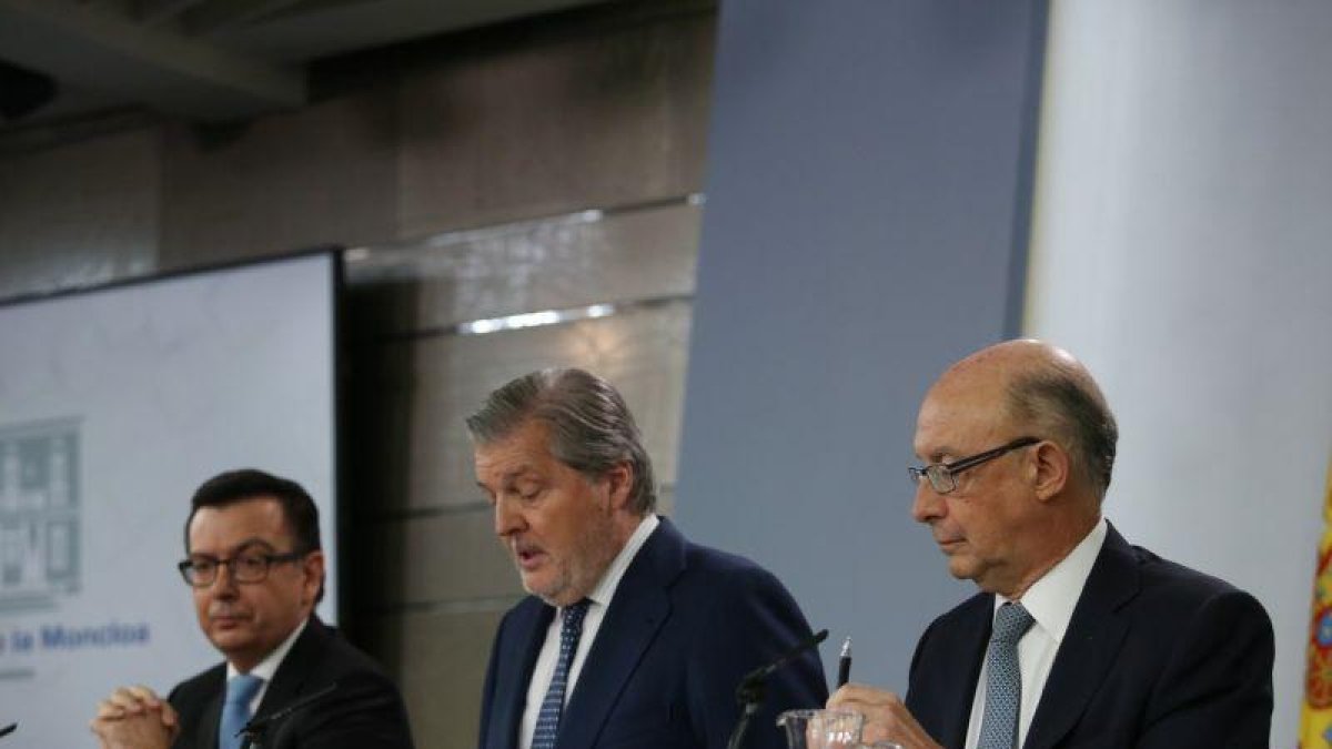 Rueda de prensa posterior al Consejo de Ministros, con Méndez de Vigo, Montoro y Escolano.