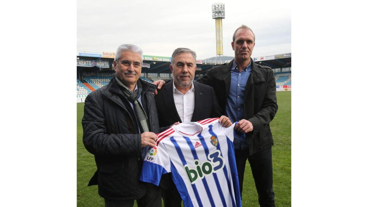 Fabri, junto a José Silvano y a Dani Mayo en la presentación como técnico de la Deportiva. l. de la mata