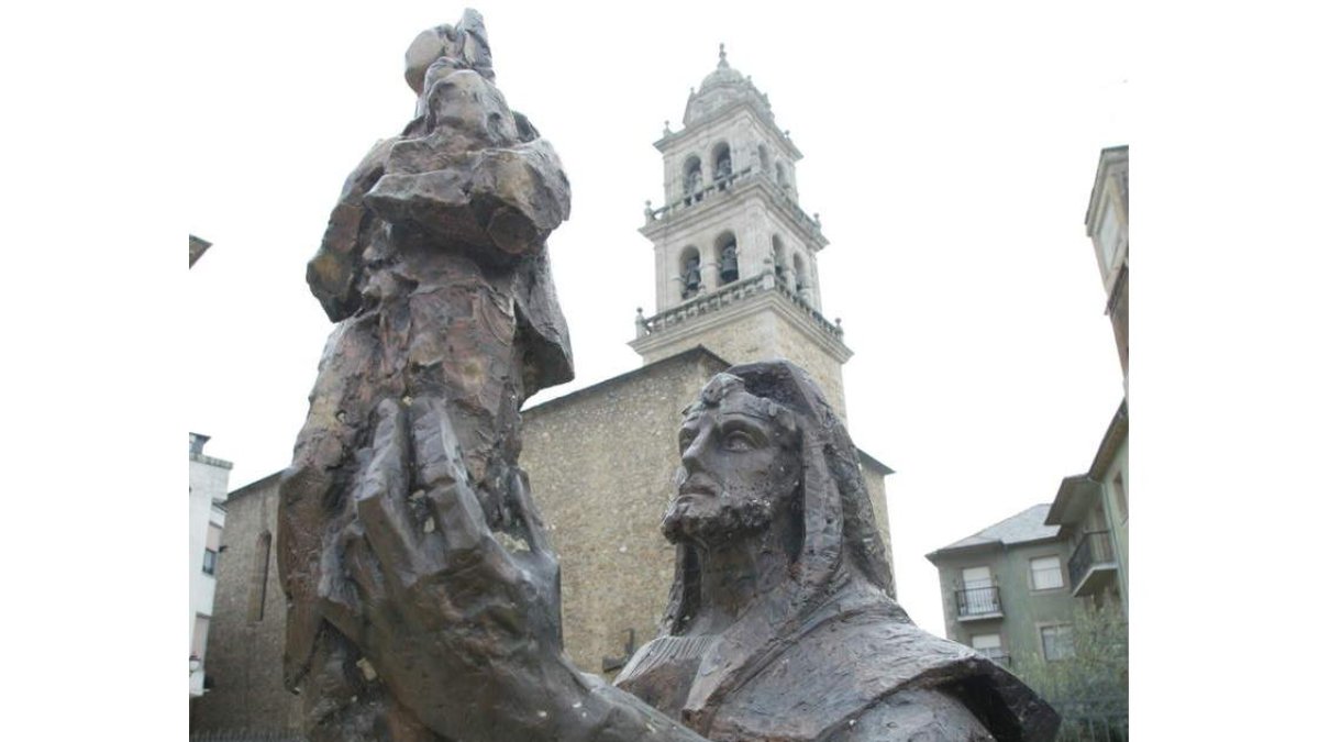 Escultura que recuerda la leyenda de la Virgen de la Encina, a los pies de la Basílica. L. DE LA MATA