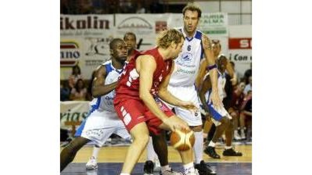 Urko Otegui otorgó relevos de calidad a la pareja foránea en un gran noche del juego interior