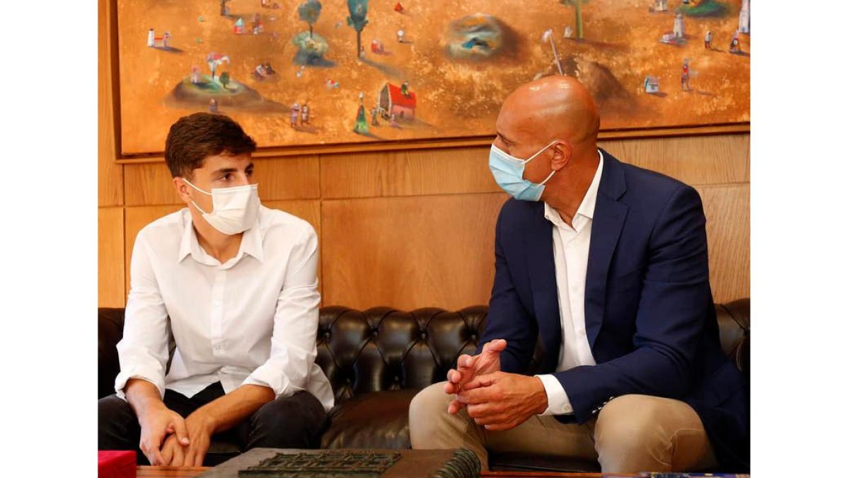 Iván Morante, a la izquierda, junto a José Antonio Diez. FERNANDO OTERO