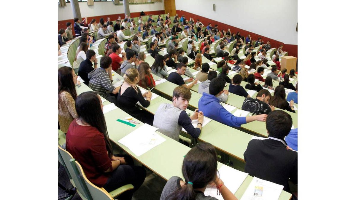 Imagen de archivo de unos estudiantes realizando unos exámenes en la Universidad.