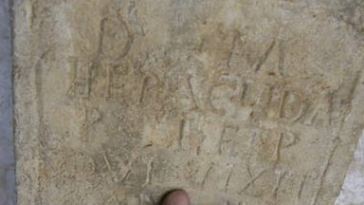 Imagen del estado del cubo de la muralla tras la extracción de las lápidas.