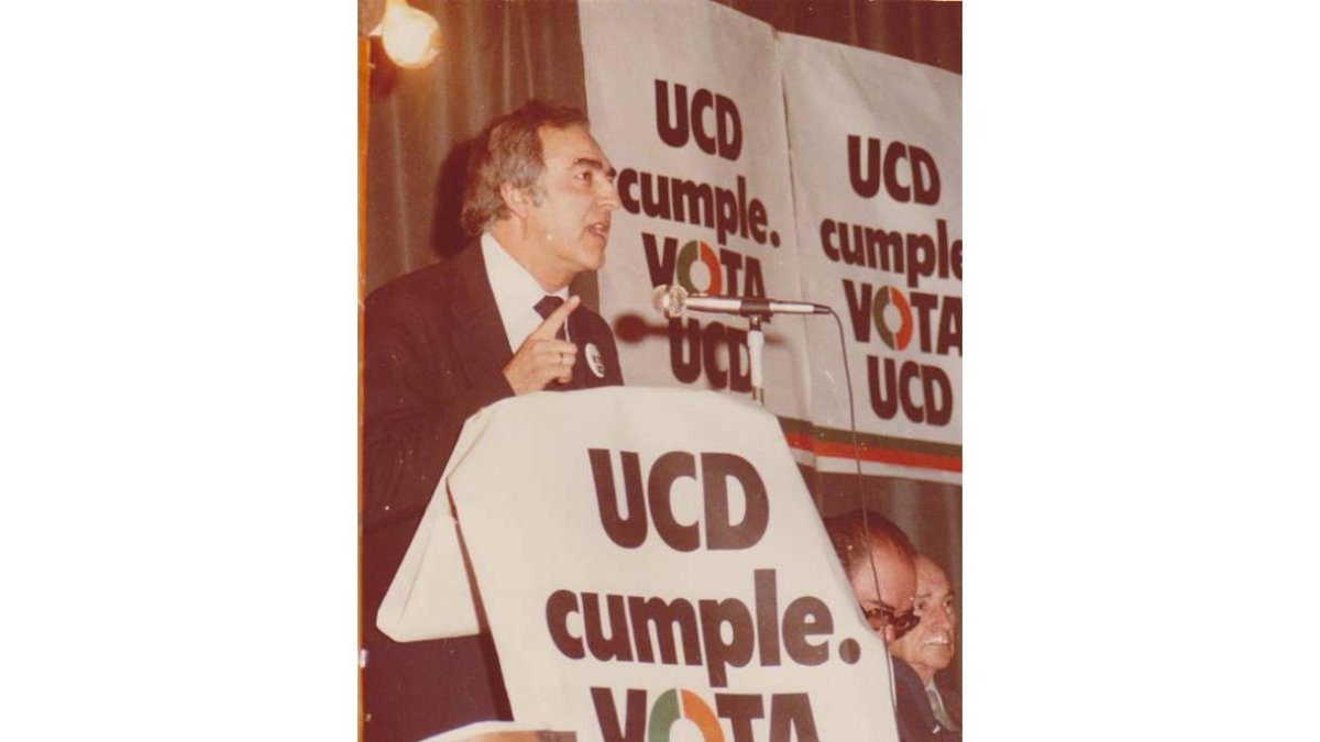 un mitín durante la campaña electoral de 1977