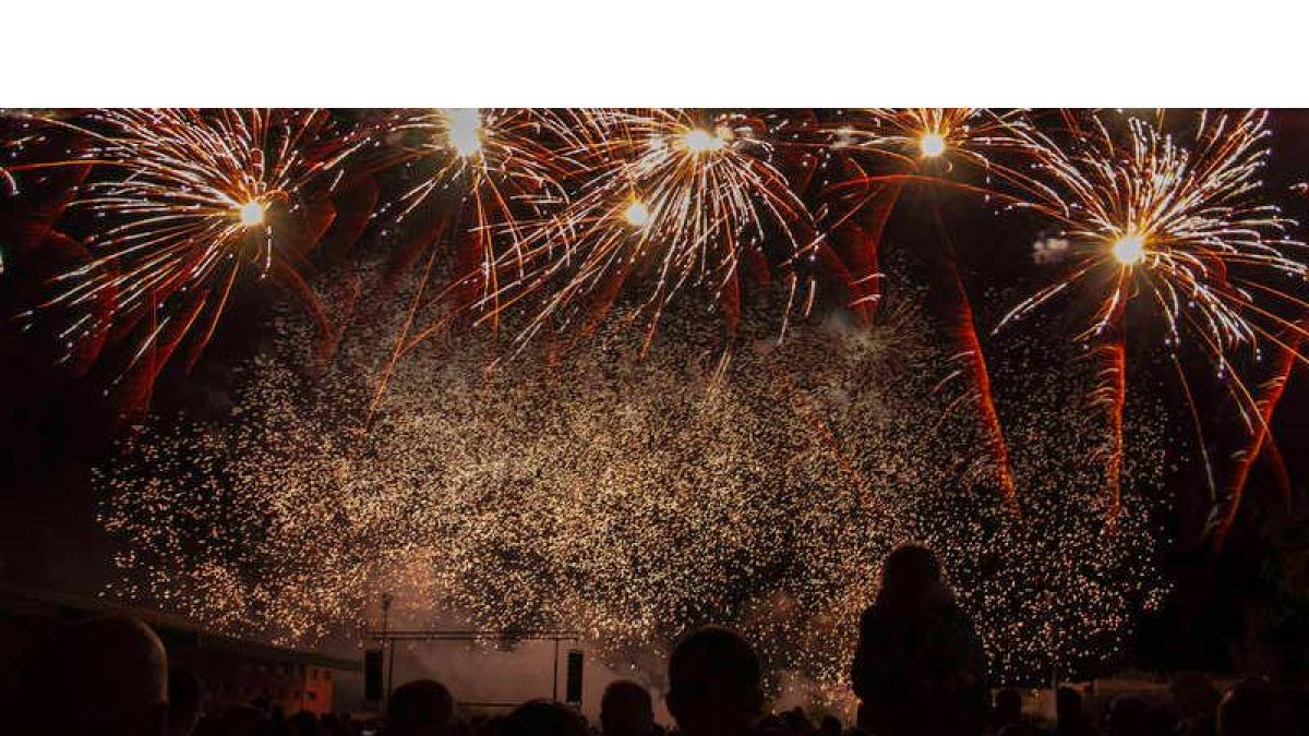 Imagen de archivo de los fuegos artificiales de Santa María del Páramo que vuelven este sábado. JESÚS GG