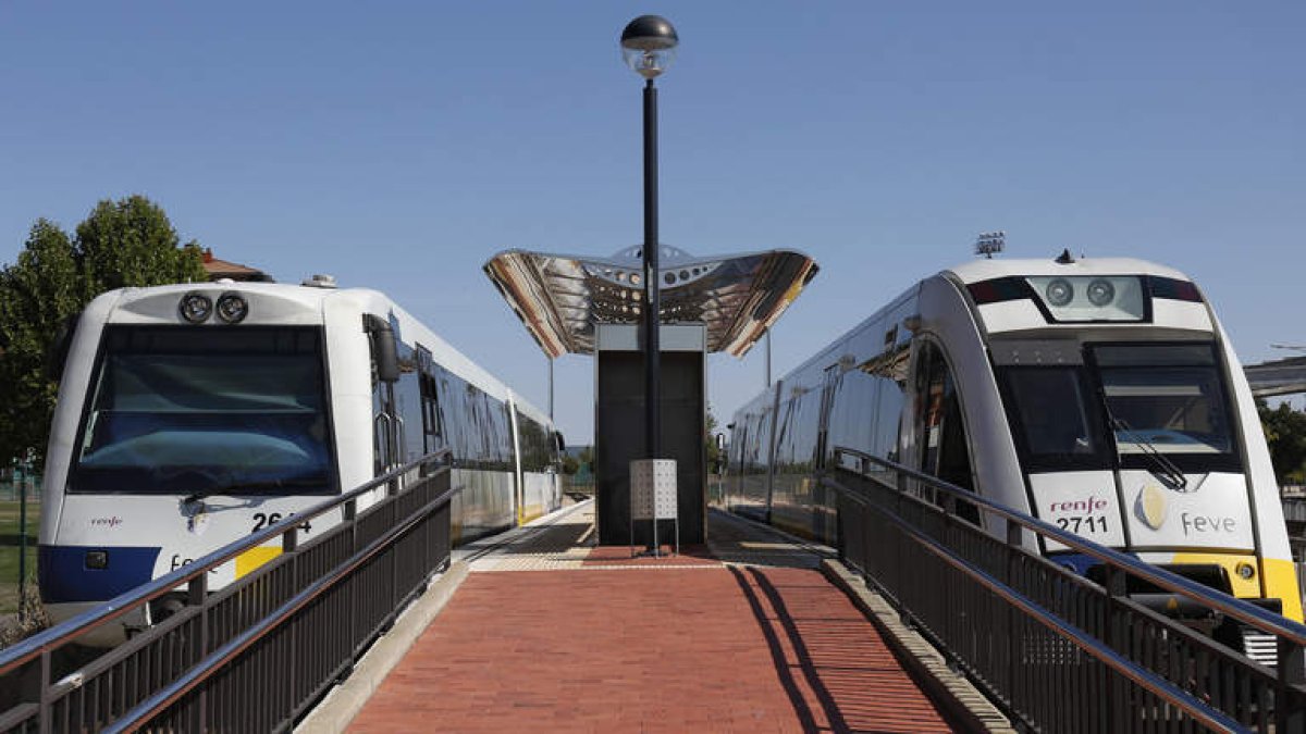 Trenes en la parada tope de La Asunción. FERNANDO OTERO