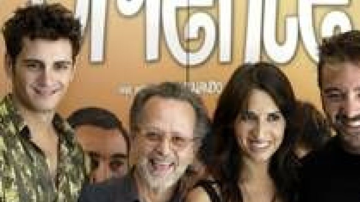 El cineasta Fernando Colomo, junto a los actores Asier Etxeandia, Nur Al Levi y Javier Cifrian