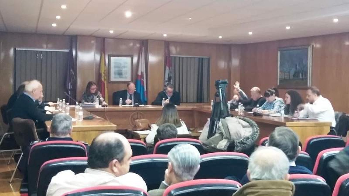 El Pleno de Bembibre aprobó el presupuesto con el voto en contra del PSOE y CB. CEBRONES