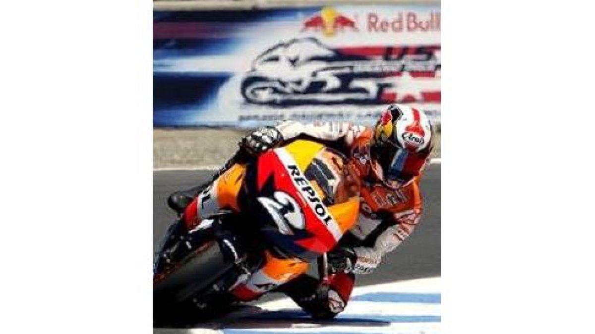 El corredor español Dani Pedrosa probándose en Laguna Seca