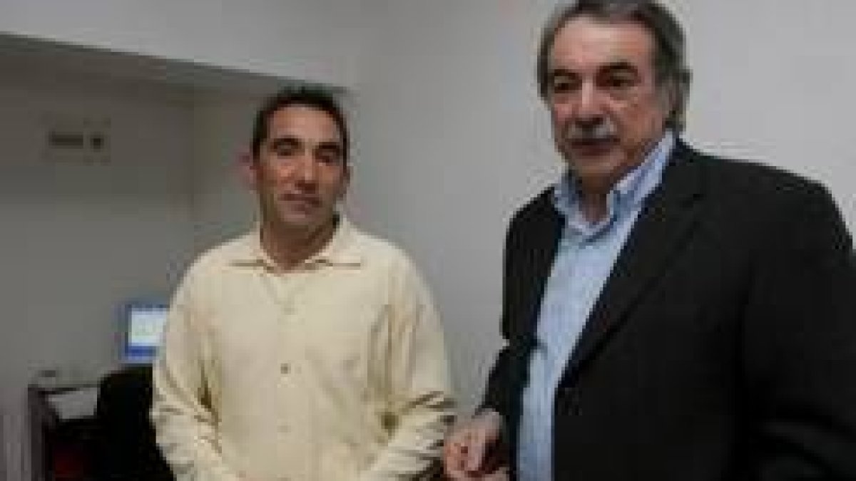 Fernando Cerezales, ayer con el secretario comarcal del PSOE