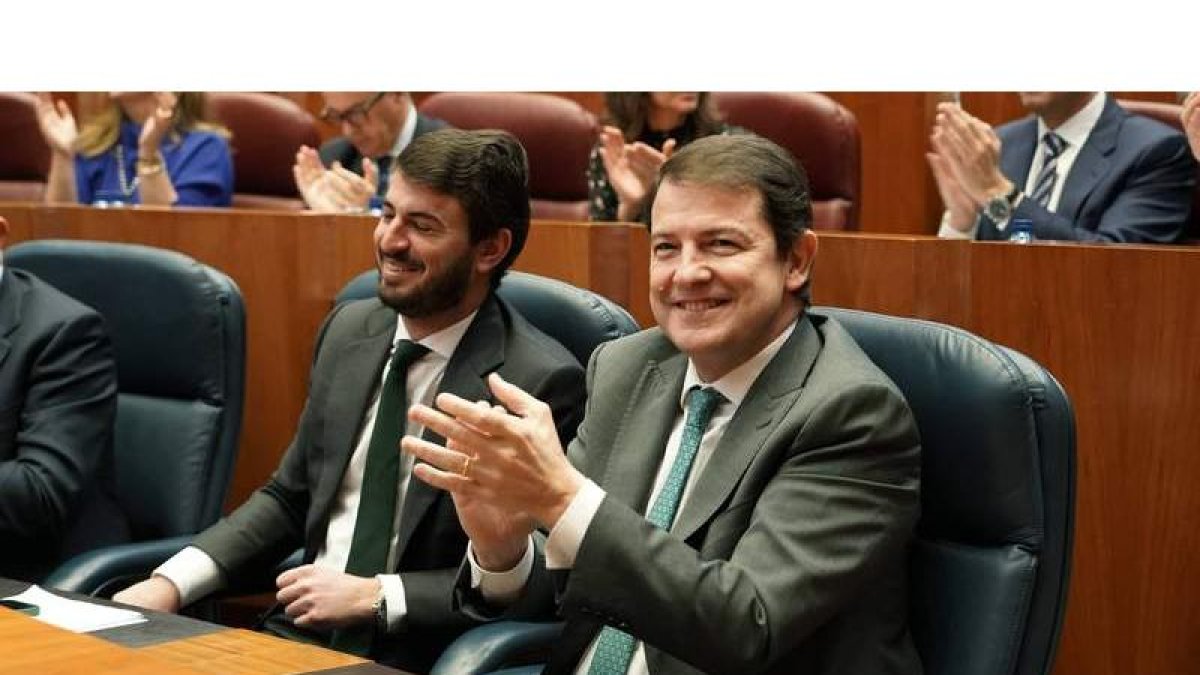 Mañueco y Gallardo, en una sesión de las Cortes de CyL. RUBÉN CACHO