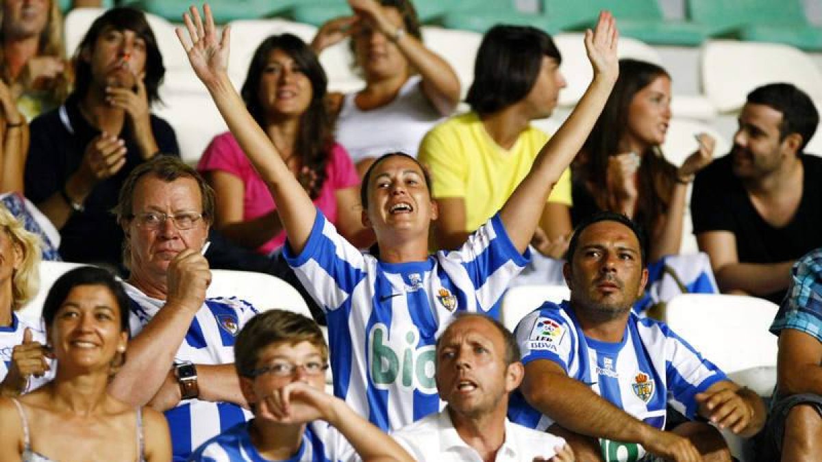 La afición de la Deportiva Ponferradina arropó a su equpo en el Martínez Valero.