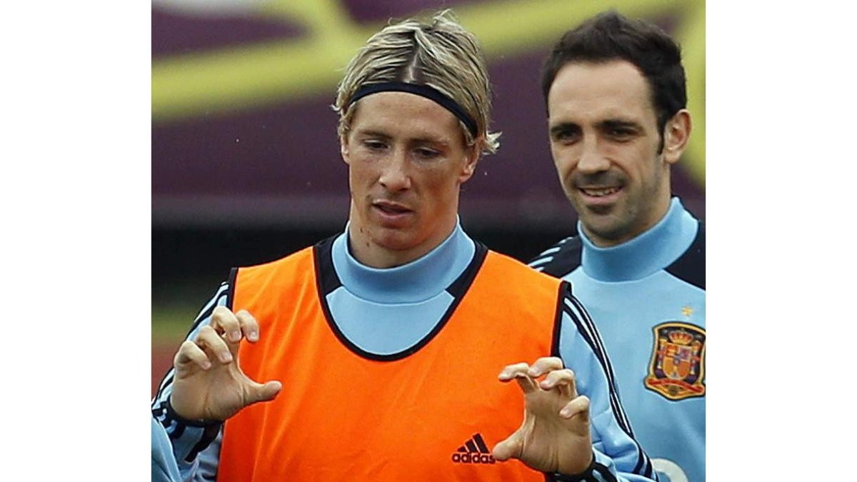 Fernando Torres, junto a Juanfran, en un entrenamiento de la selección española.