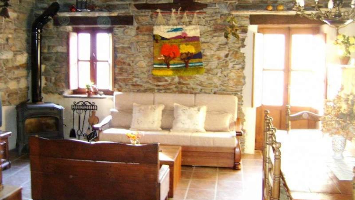 En las imágenes puede verse buena parte de la casa, encabezada por la estancia principal interior y el típico corredor berciano que decora su fachada.