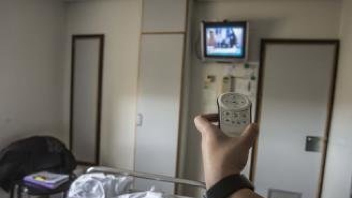 Un paciente enciende la televisión en el hospital. DL