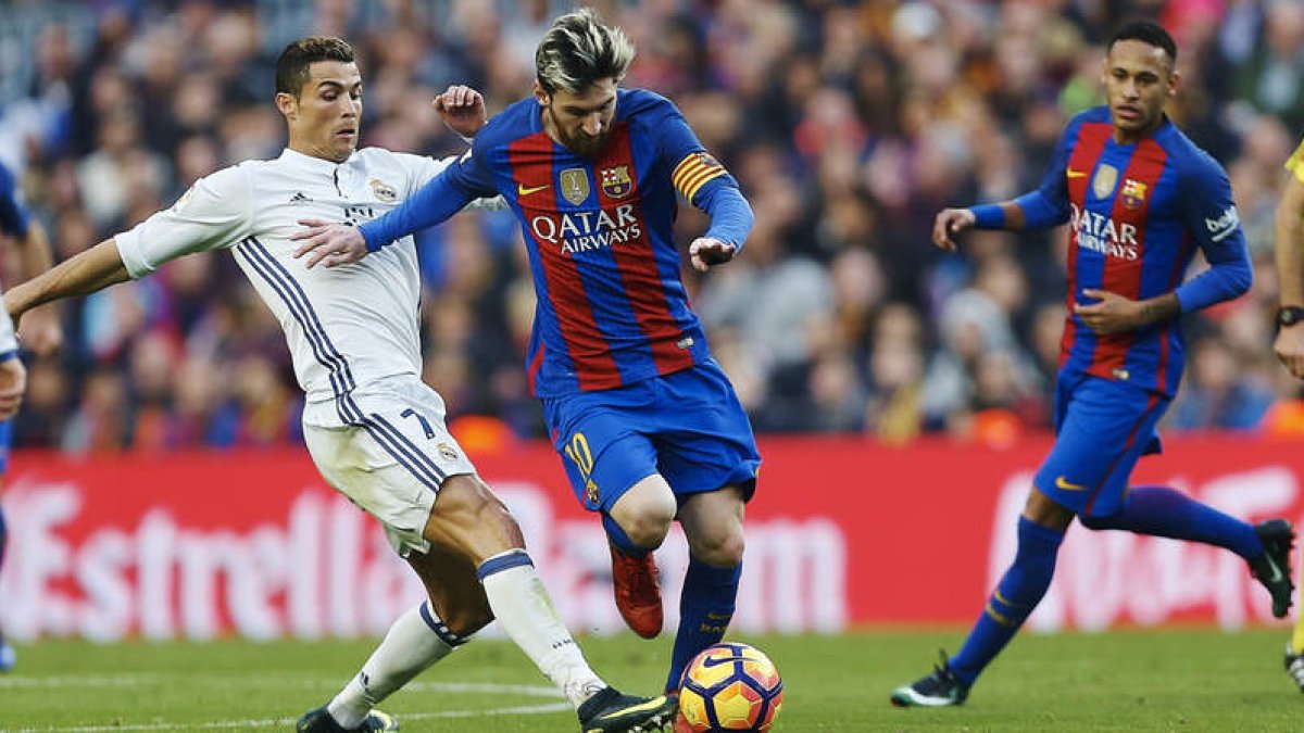 Cristiano Ronaldo y Messi, durante uno de los muchos clásicos que han enfrentado a los dos mejores futbolistas del mundo. ALEJANDRO GARCÍA