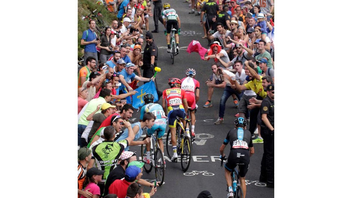 Purito, Contador, Aru y Froome en la ascensión a La Camperona en la Vuelta 2014.