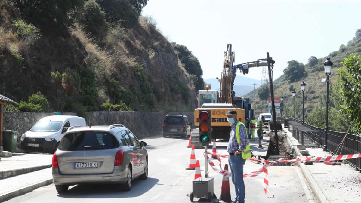 Las máquinas clavando en vertical raíles de tren para afianzar dos taludes agrietados en Molinaseca. ANA F. BARREDO