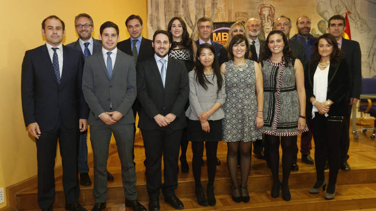 Foto de grupo de los titulados, reunidos ayer en el acto de El Albéitar.
