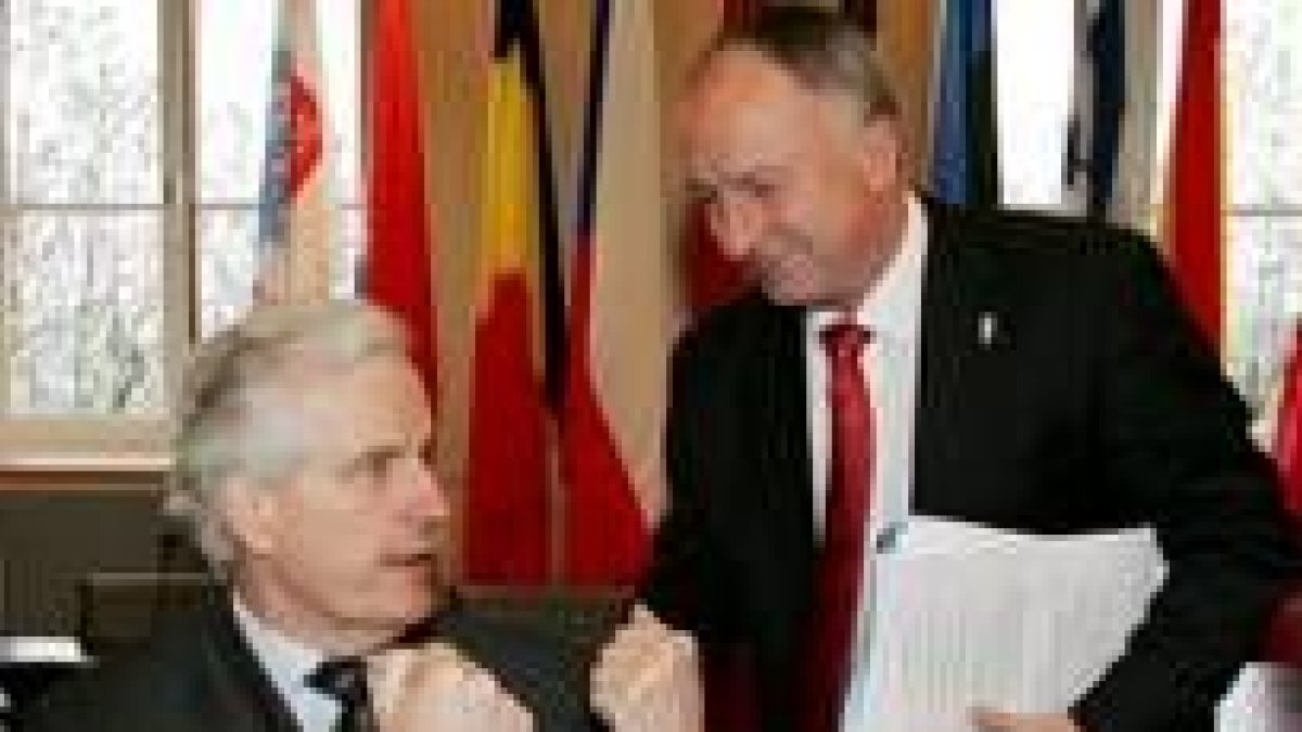 Barnier y el irlandés Dermot Ahern, en la reunión de Luxemburgo
