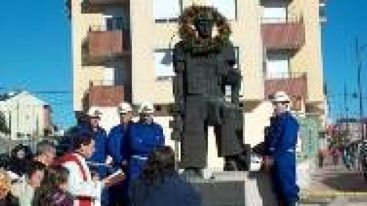 Un grupo de mineros, junto con el párroco y los feligreses, realizaron la ofrenda floral