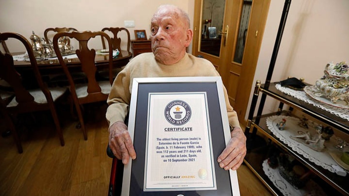 Última imagen de Saturnino de la Fuente con el título que le certificaba como hombre más longevo del mundo. MARCIANO PÉREZ