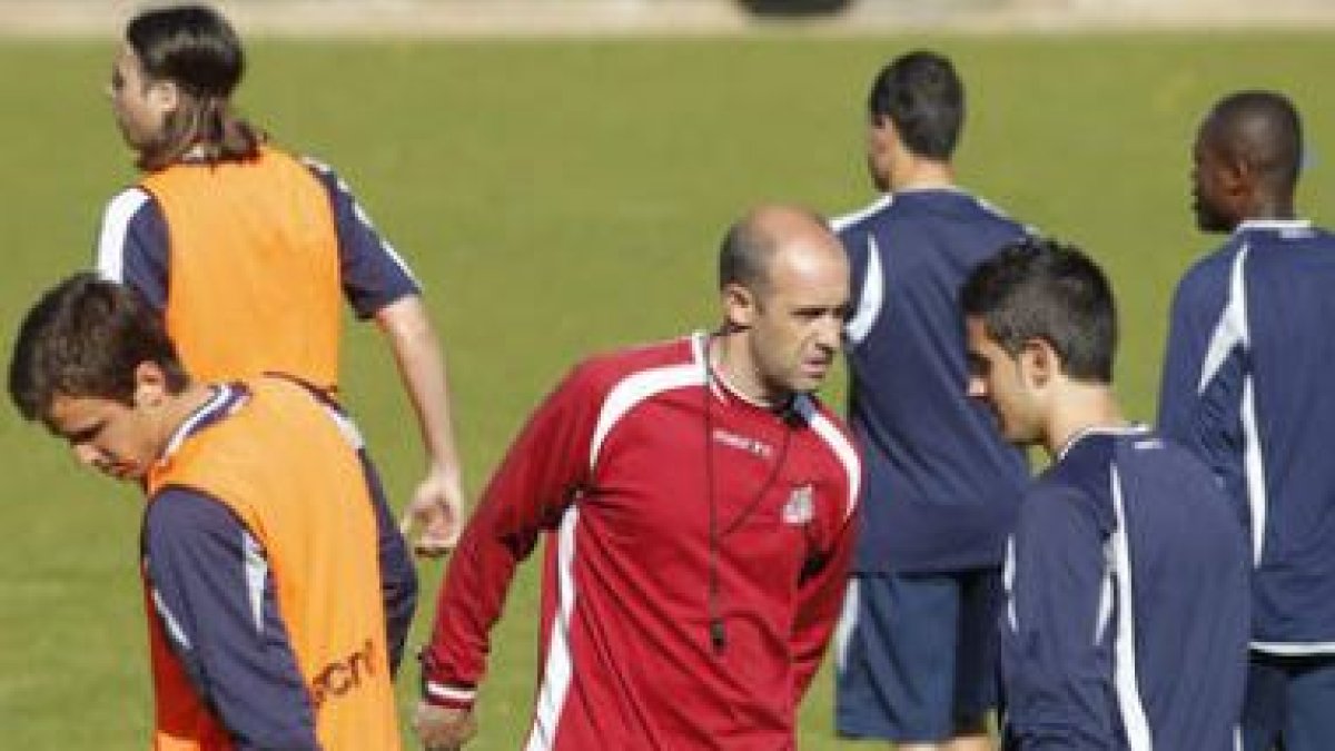 Los jugadores de la Cultural y su entrenador Alberto Monteagudo están a la expectativa.
