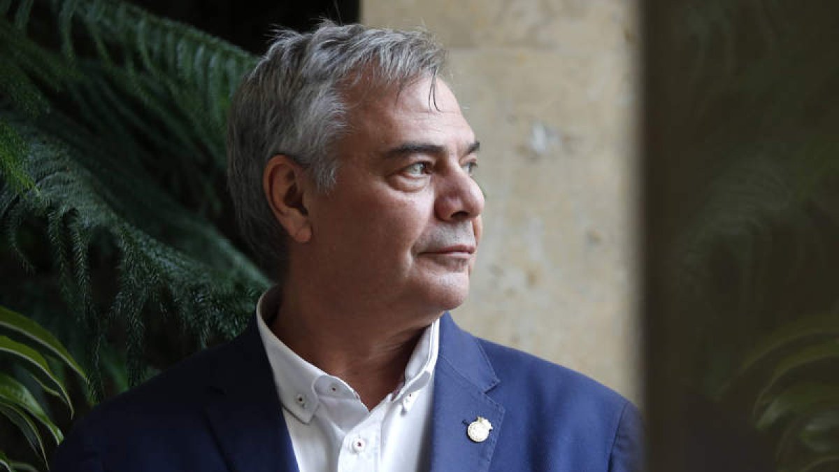 José Pedro Fernández Vázquez tiene 63 años y lleva dos años al frente de Primaria. JESÚS F. SALVADORES