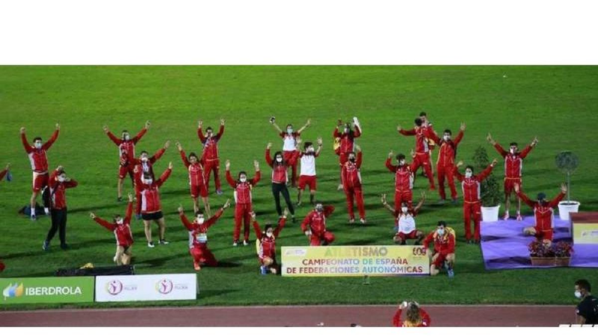 Los atletas de Castilla y León celebran su triunfo en el Campeonato de España de Federaciones Autonómicas. FCYLA