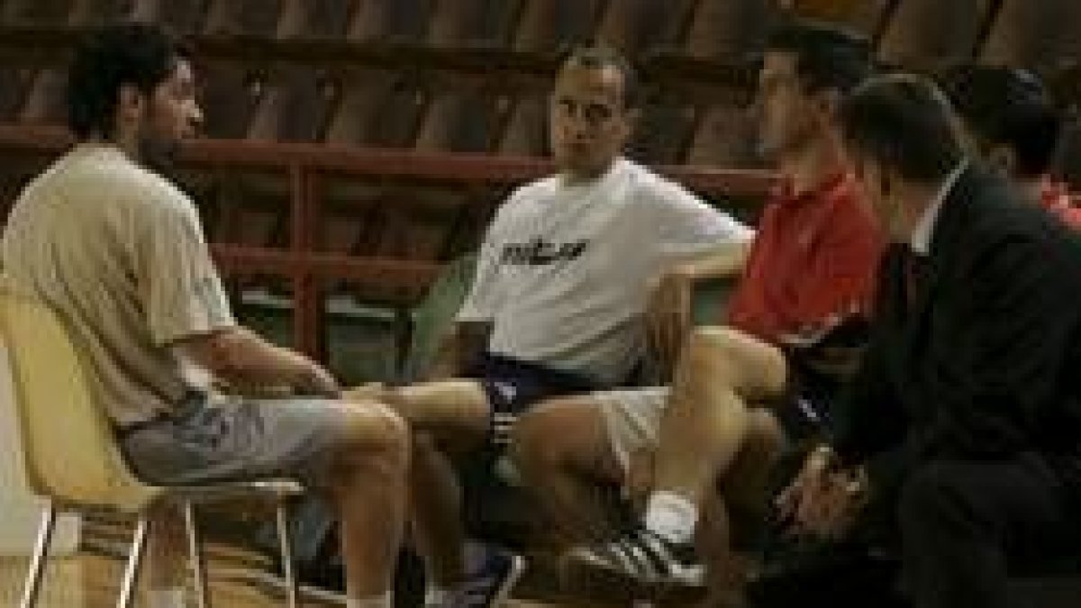 Juanín conversa con el cuerpo técnico del Ademar en su último día con el equipo, a finales de mayo