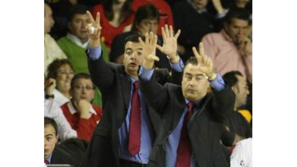 Javier de Grado y Gustavo Aranzana, cuando estaban juntos en el banquillo de León.