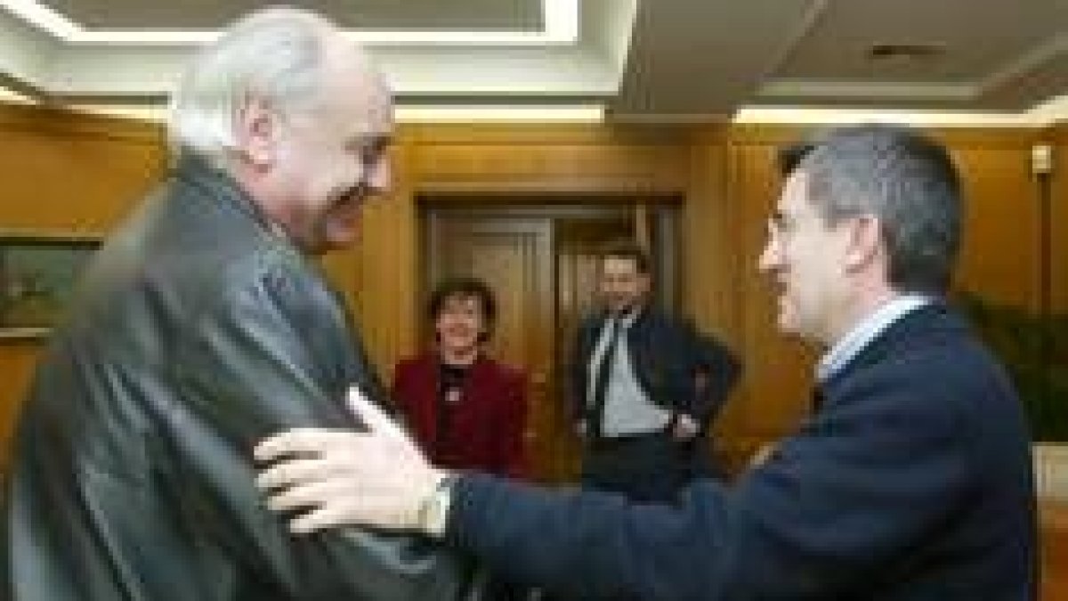 Samuel Rubio, director del Festival de Órgano, saluda al alcalde, Francisco Fernández