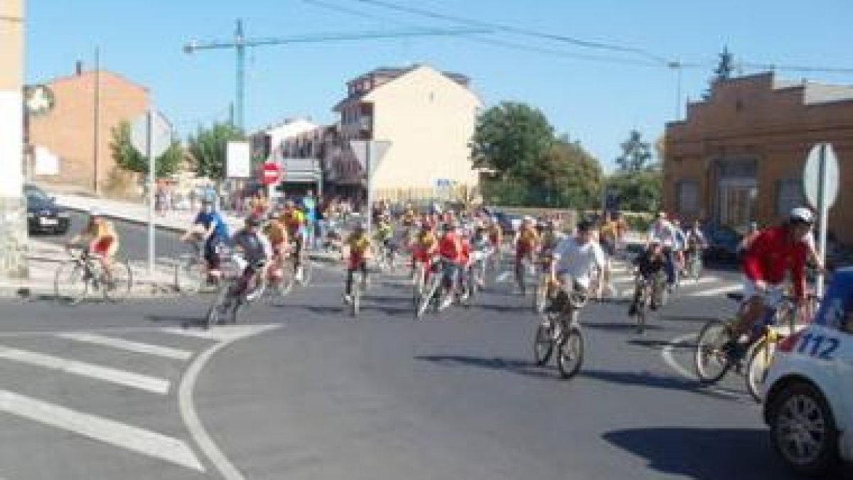 El grupo de cicloturistas entra en una rotonda durante la marcha de ayer.