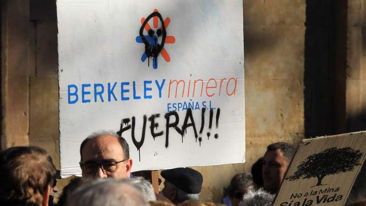 Las consignas y las pancartas eran abundantes en la manifestación. J. M. GARCÍA