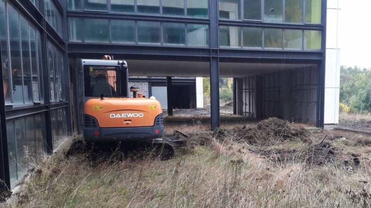 Una máquina inicia el desbroce en el exterior del edificio. DL