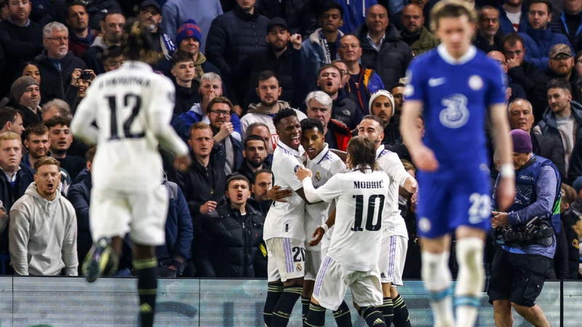Rodrygo celebra junto a sus compañeros el primer gol del brasileño en el partido. Luego haría otro más al Chelsea. TOLGAAKMEN