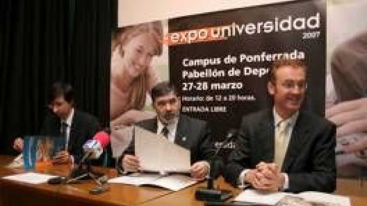 Penas y, a la derecha, el vicerrector del Campus ponferradino, ayer en la presentación de la muestra