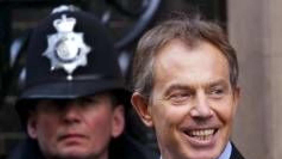 Un sonriente Blair no logra ocultar su satisfacción tras ser «absuelto» del escándalo Kelly