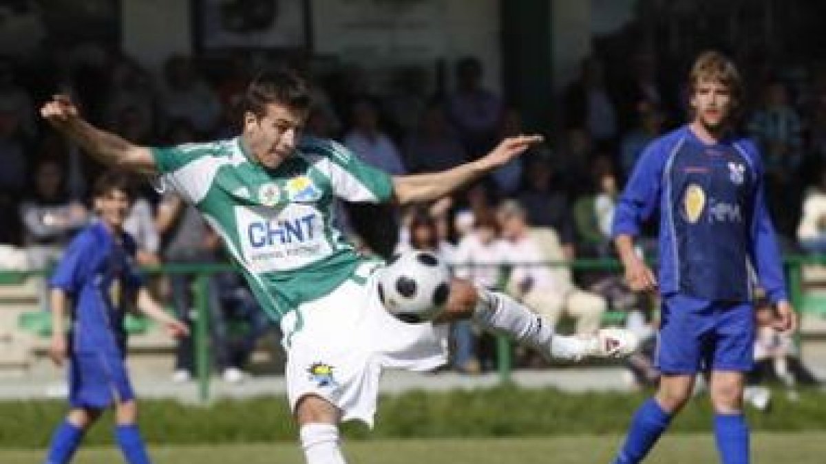 Borja tuvo una ocasión en el minuto once del partido tras pase de Diego pero remató alto.