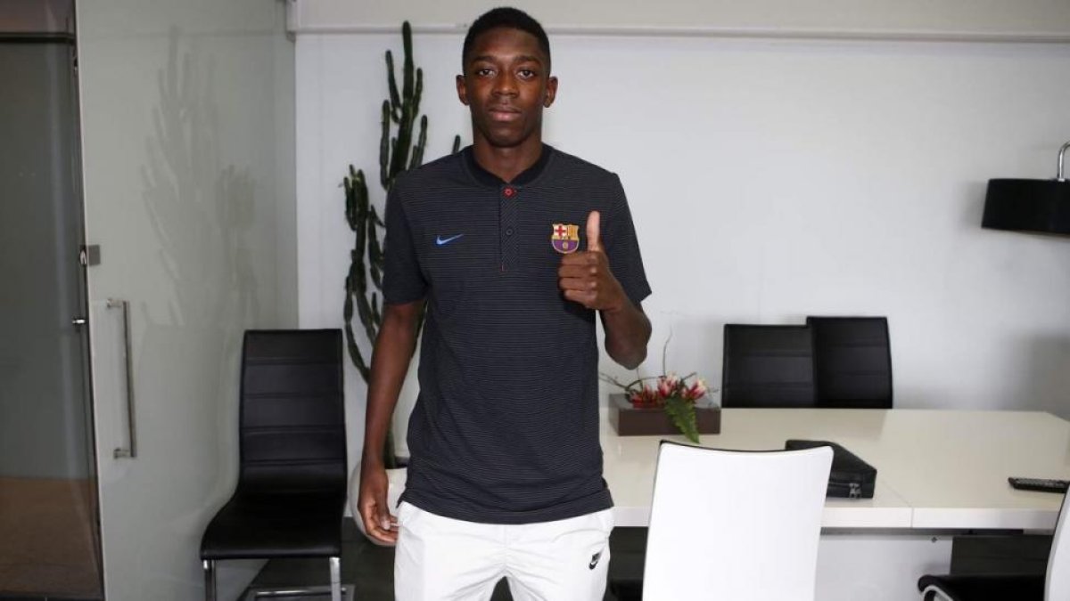 Dembélé posa en las oficinas del Camp Nou