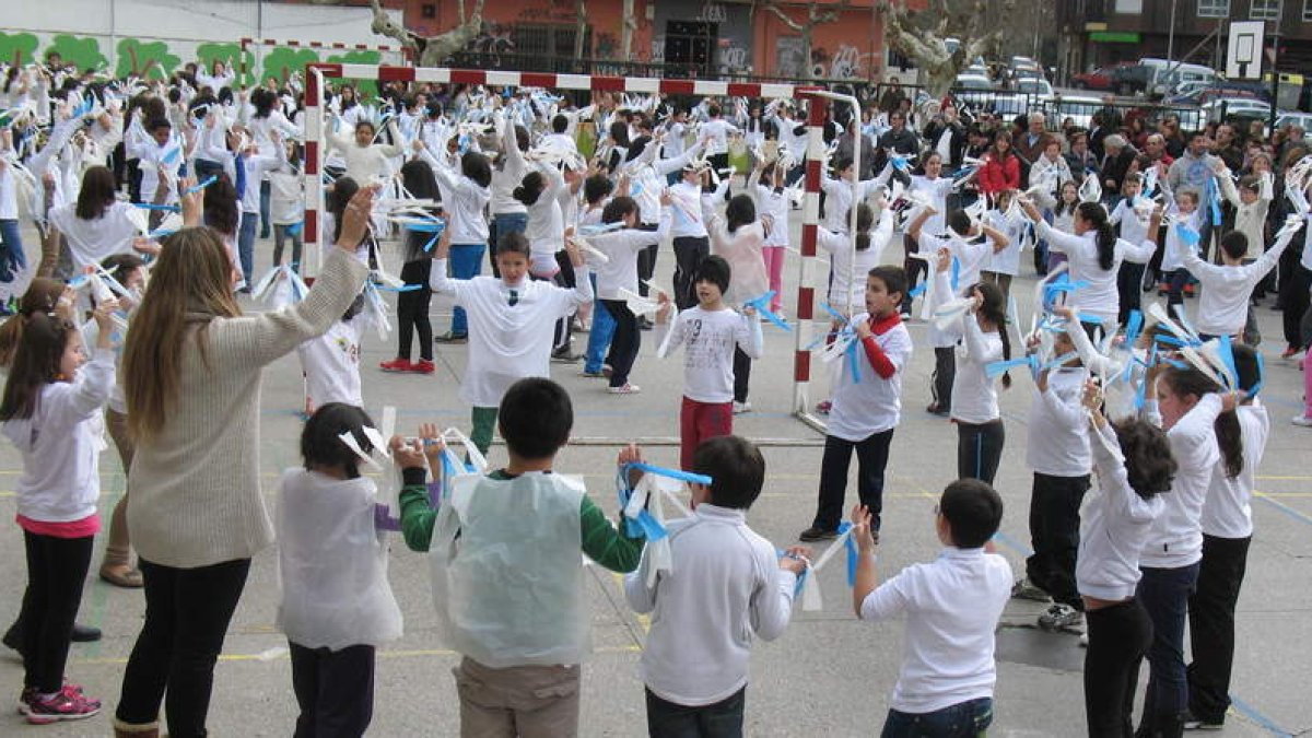 Los niños del colegio Navaliegos se unieron a sus profesores para bailar a favor de la tolerancia.