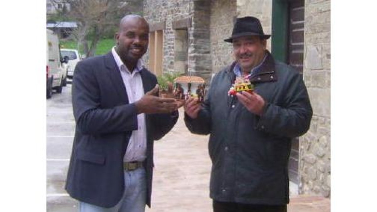 El alcalde colombiano de Balboa de Cauca y Monteserín con regalos