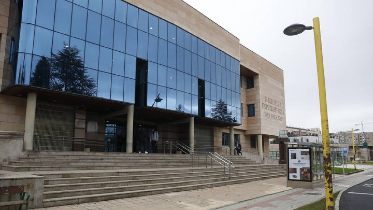 Estudiantes accediendo a la biblioteca de la Universidad de León. FERNANDO OTERO