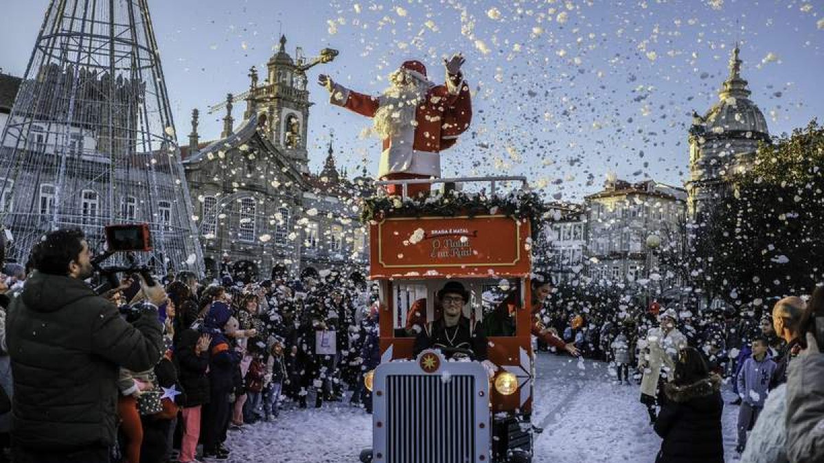 Durante las fiestas de Navidad, las calles de Braga se llenan de fantasía con todos los desfiles programados, una explosión de color que combina con un casco histórico muy cuidado y repleto de rincones con encanto. Una cita que crece cada año y que encand