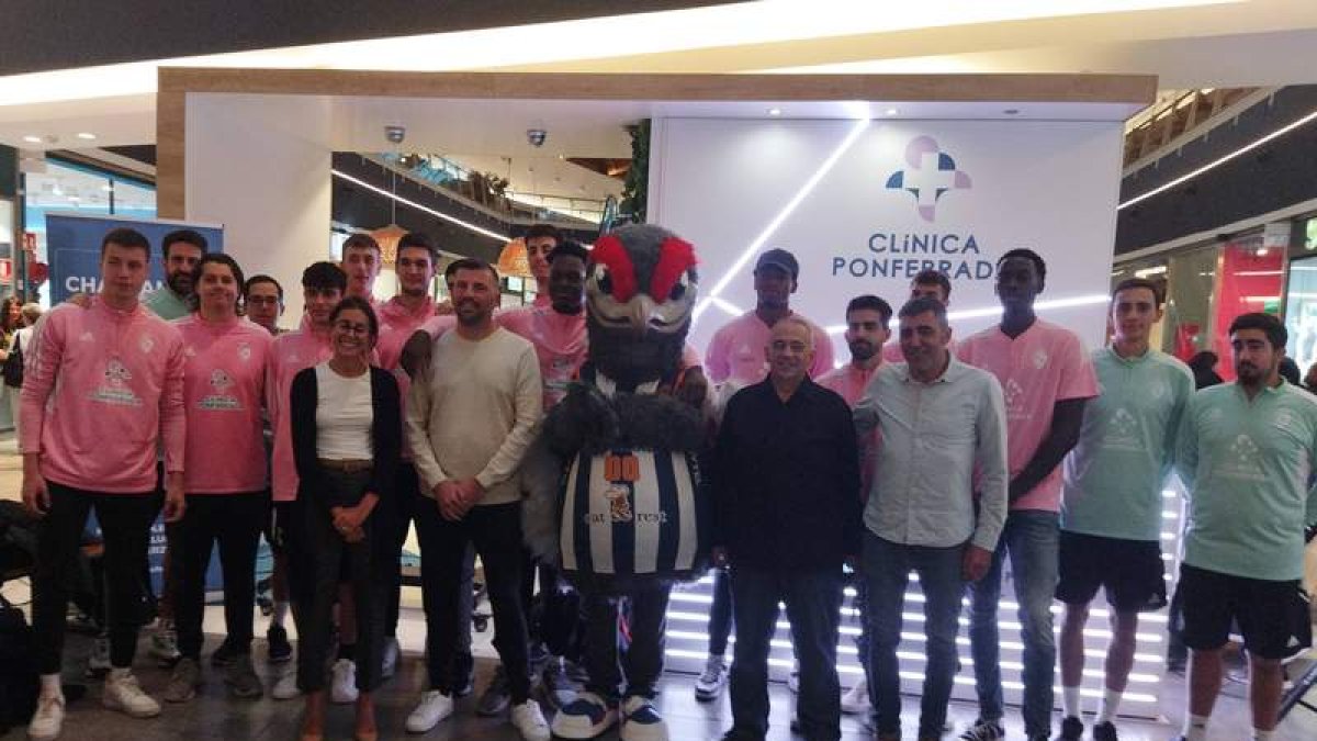 Uro, la mascota del Clínica Ponferrada SDP, se estrenó el sábado. DL
